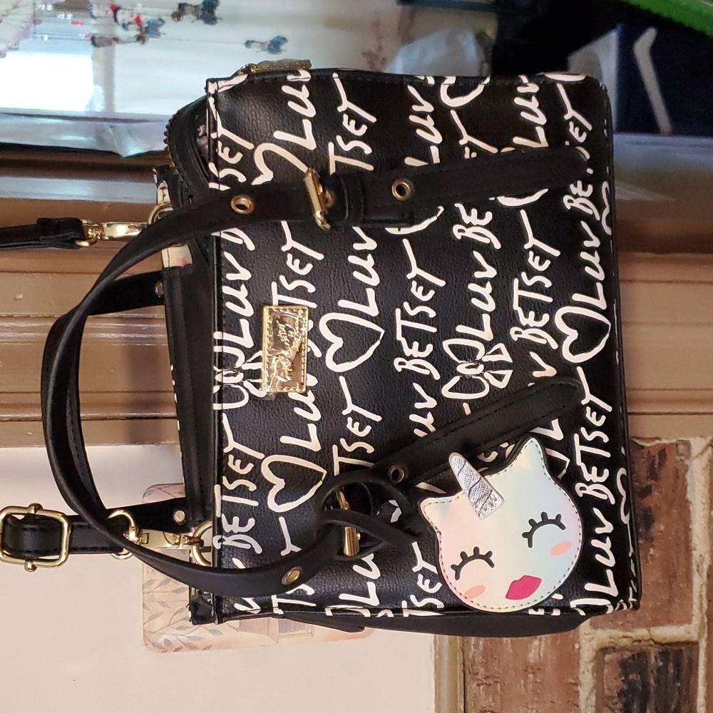 Betsey Johnson Luv Rainbow 🌈 Zipper purse Black & White
